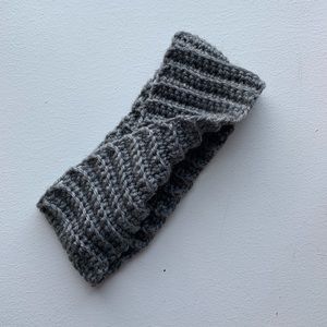 Knitted headband with twist in the front